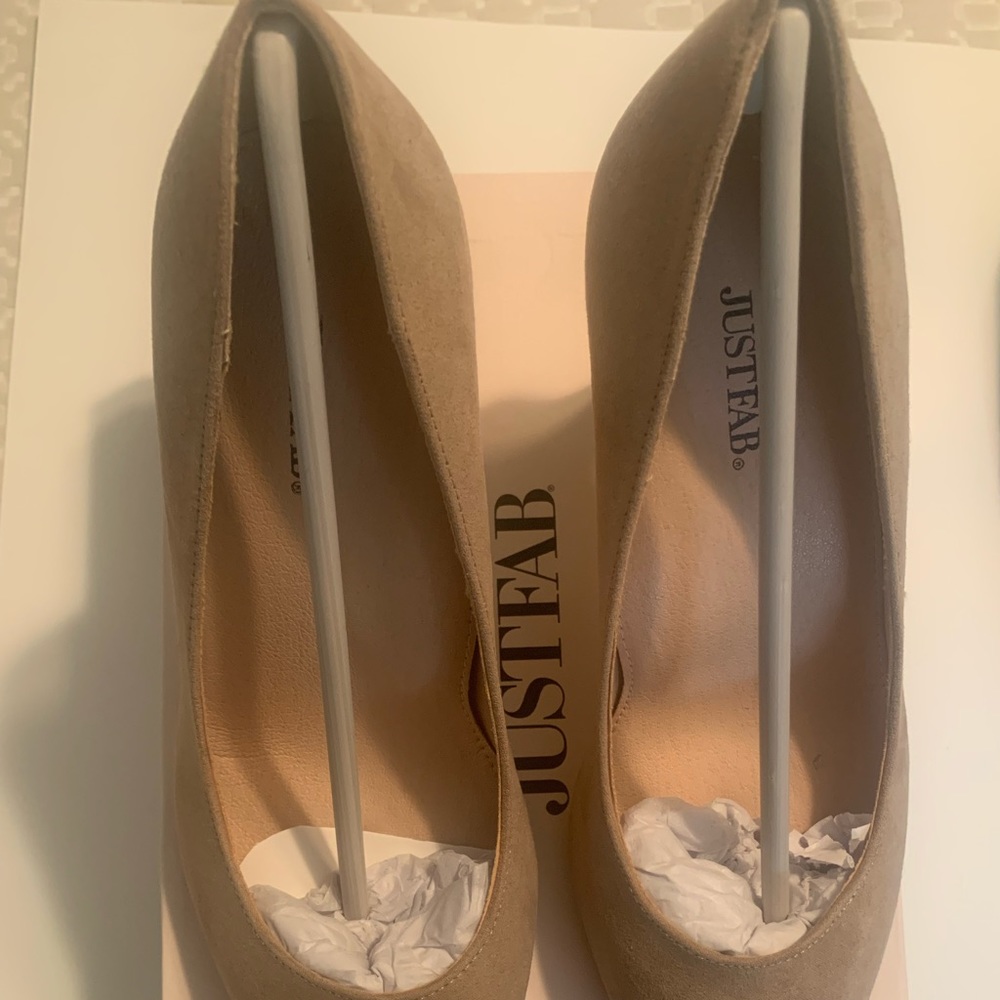 Just Fab 8.5 Taupe Pumps!